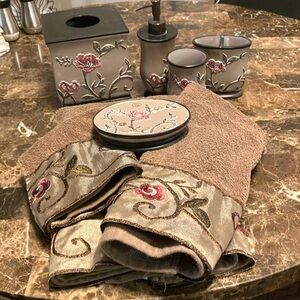 6 piece bathroom set “like new condition “ set includes 3 piece towel set